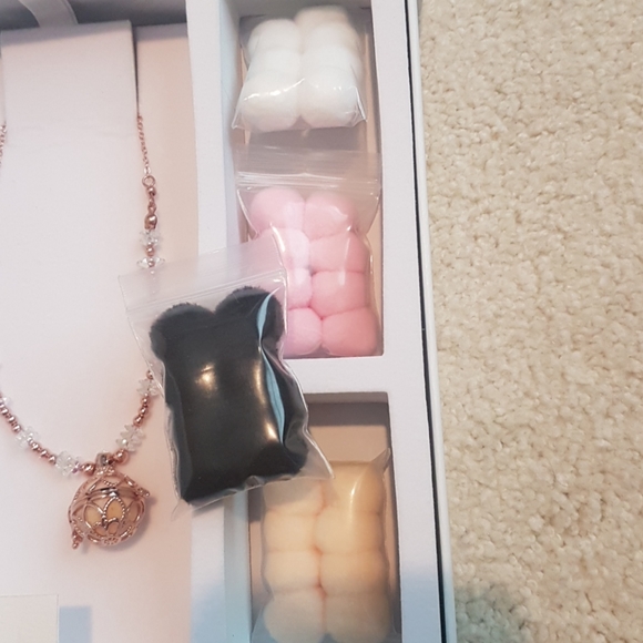 Aromatherapy Necklace - Picture 7 of 8